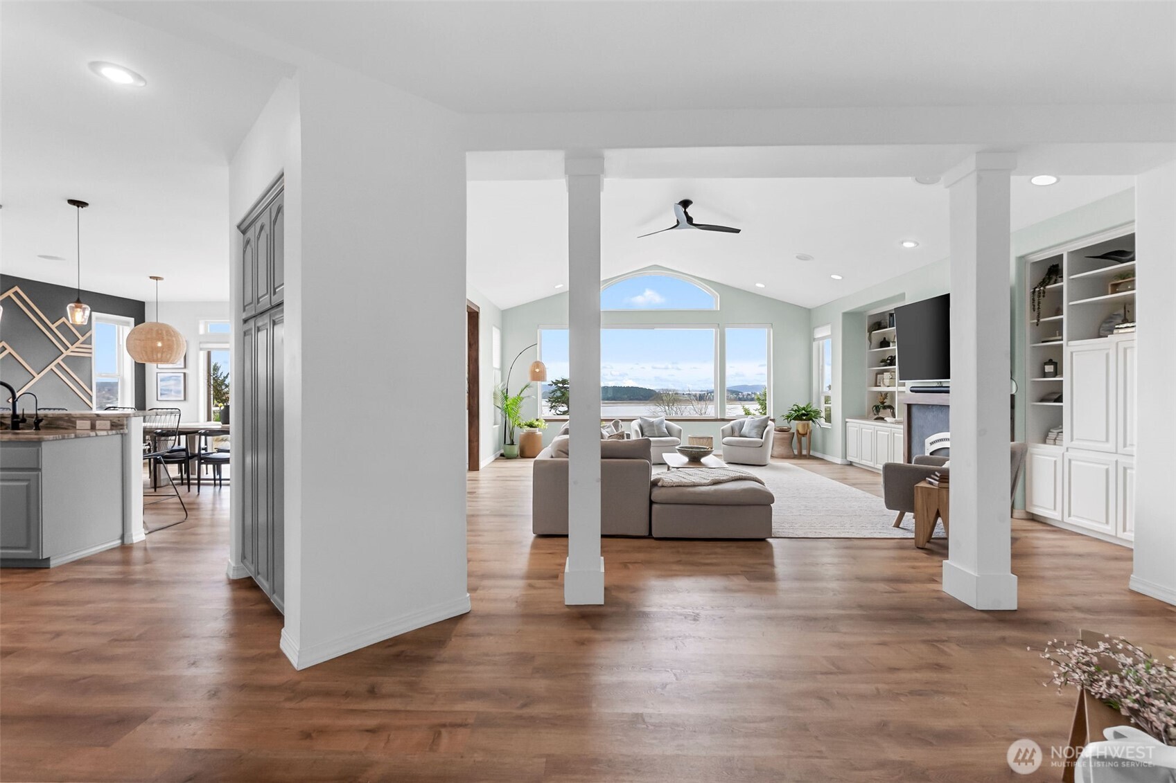 2411 SW Freund Street , Oak Harbor, WA 98277-8408