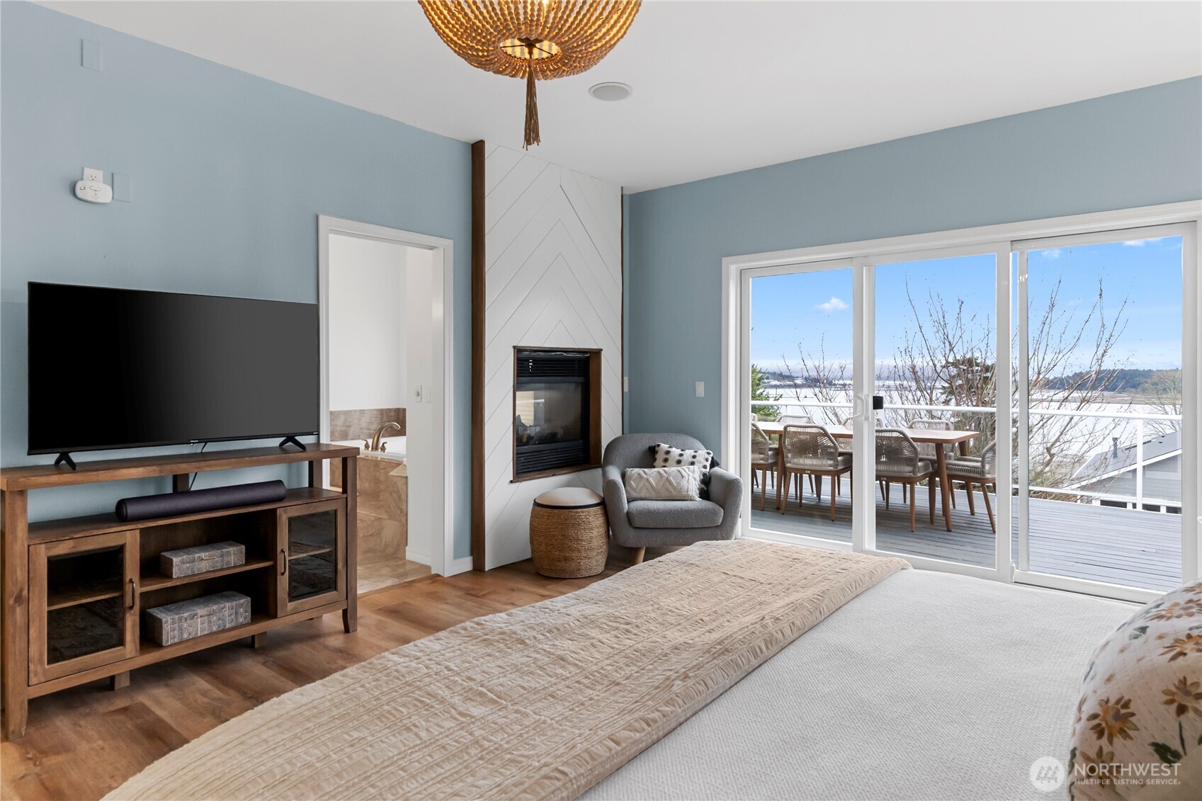 2411 SW Freund Street , Oak Harbor, WA 98277-8408