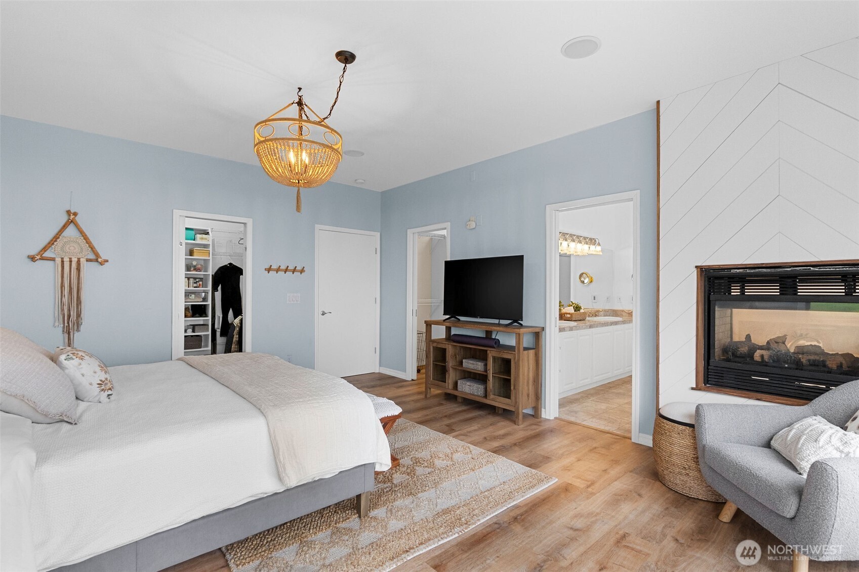 2411 SW Freund Street , Oak Harbor, WA 98277-8408