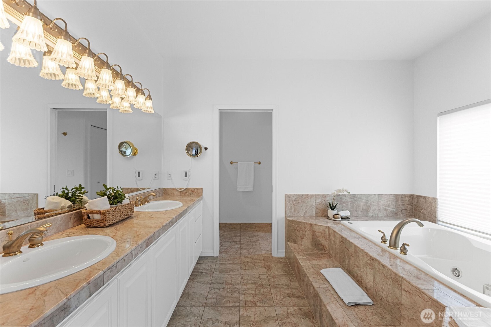 2411 SW Freund Street , Oak Harbor, WA 98277-8408