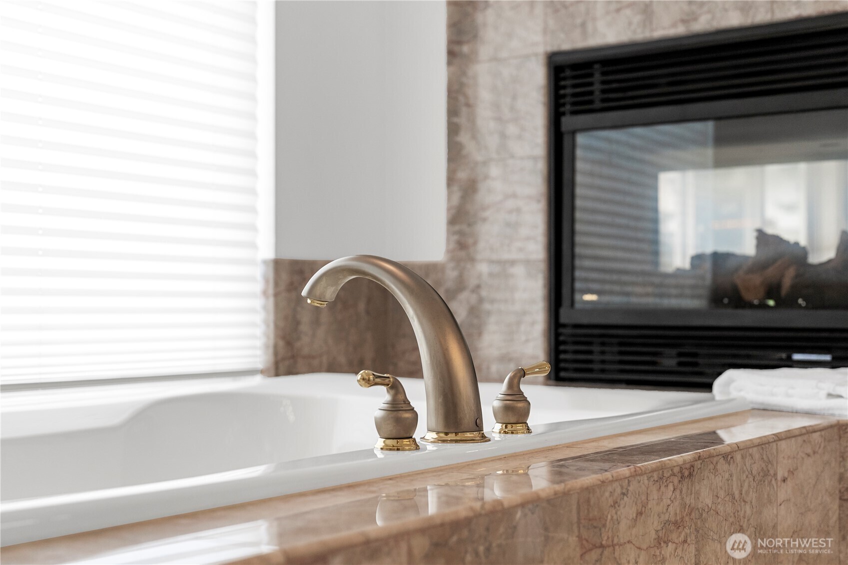 2411 SW Freund Street , Oak Harbor, WA 98277-8408