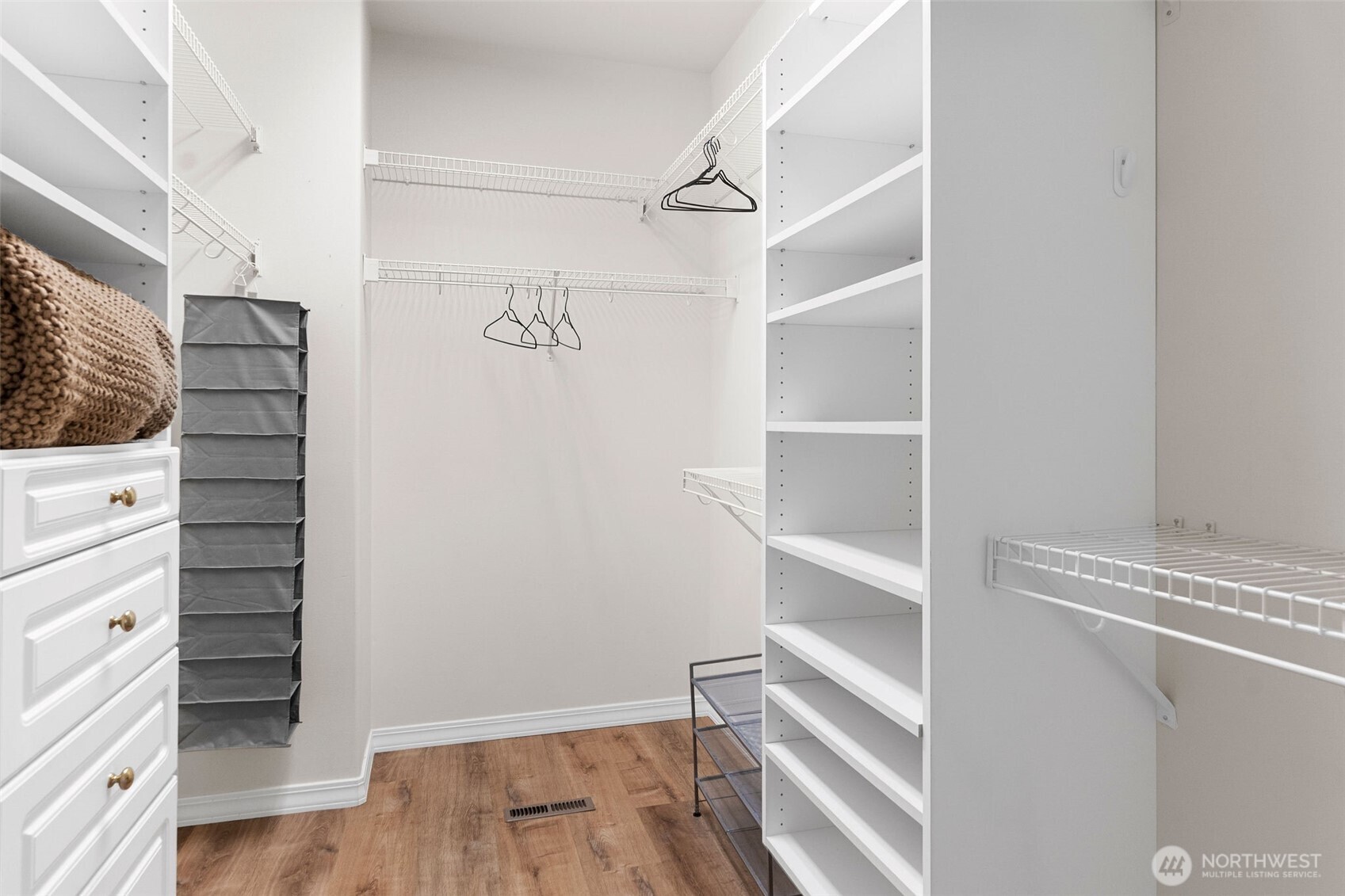 2411 SW Freund Street , Oak Harbor, WA 98277-8408