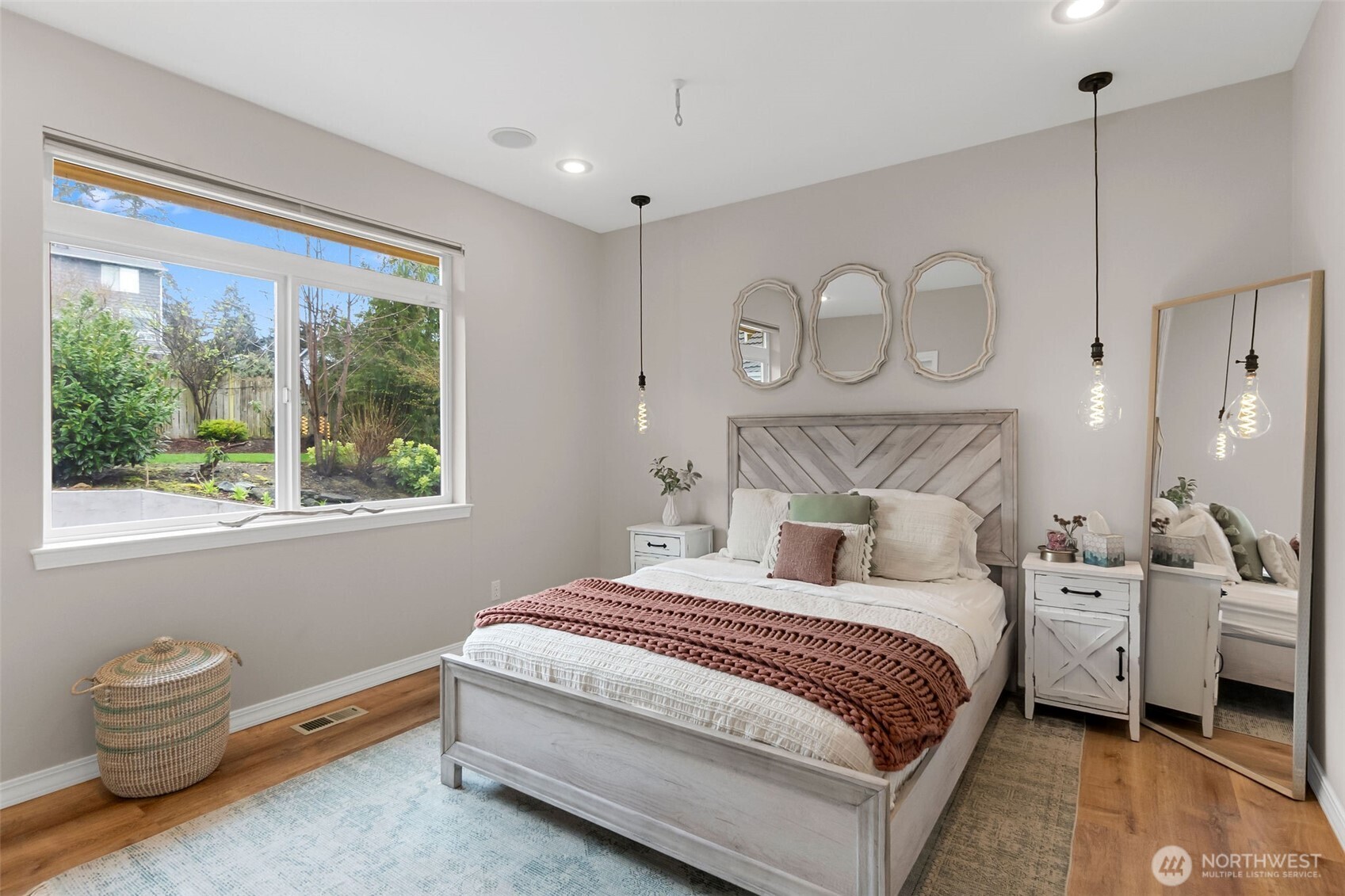 2411 SW Freund Street , Oak Harbor, WA 98277-8408