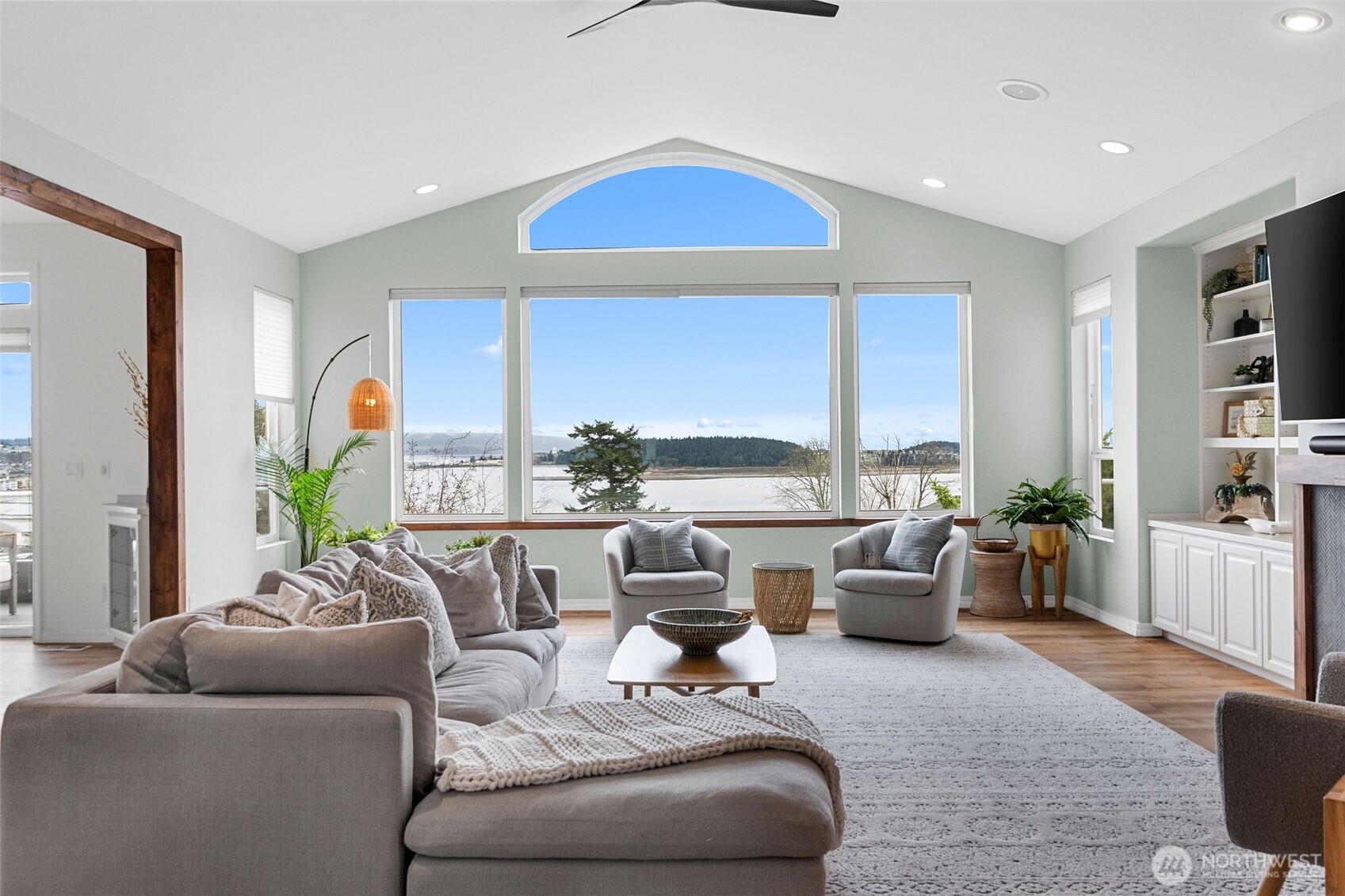 2411 SW Freund Street , Oak Harbor, WA 98277-8408