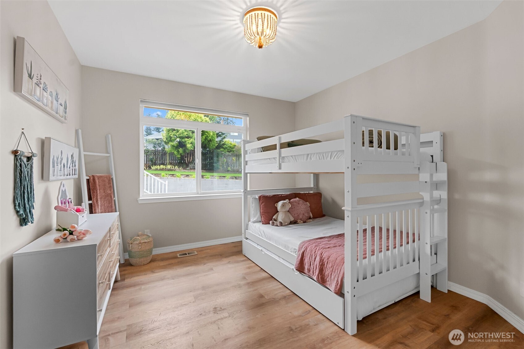 2411 SW Freund Street , Oak Harbor, WA 98277-8408