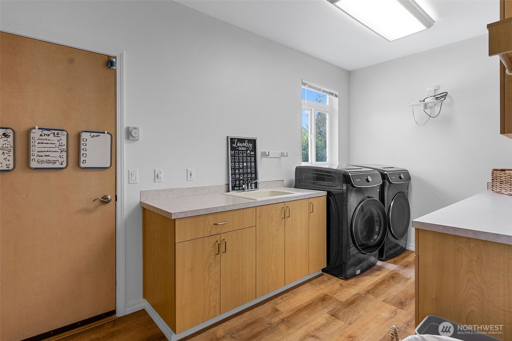 2411 SW Freund Street , Oak Harbor, WA 98277-8408