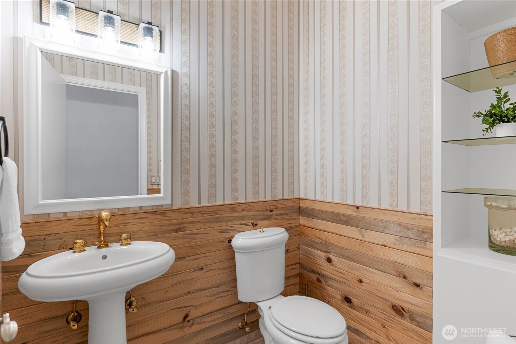 2411 SW Freund Street , Oak Harbor, WA 98277-8408