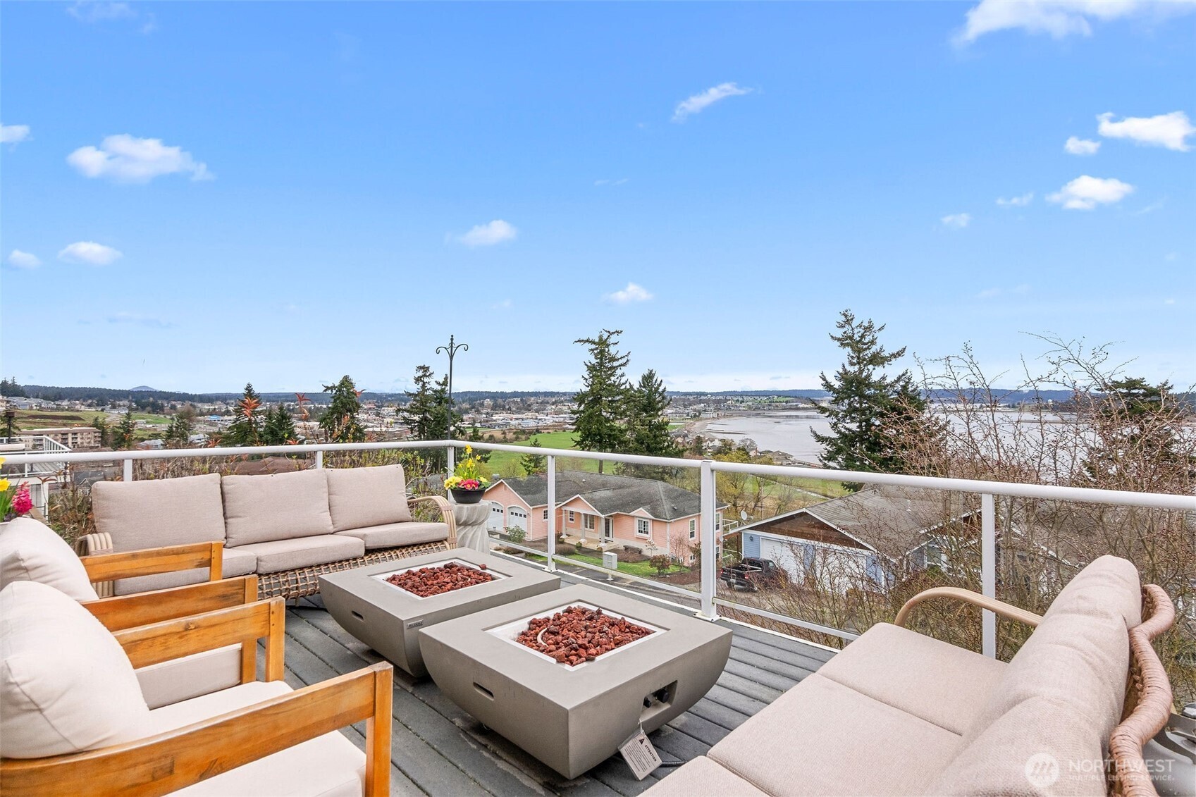 2411 SW Freund Street , Oak Harbor, WA 98277-8408