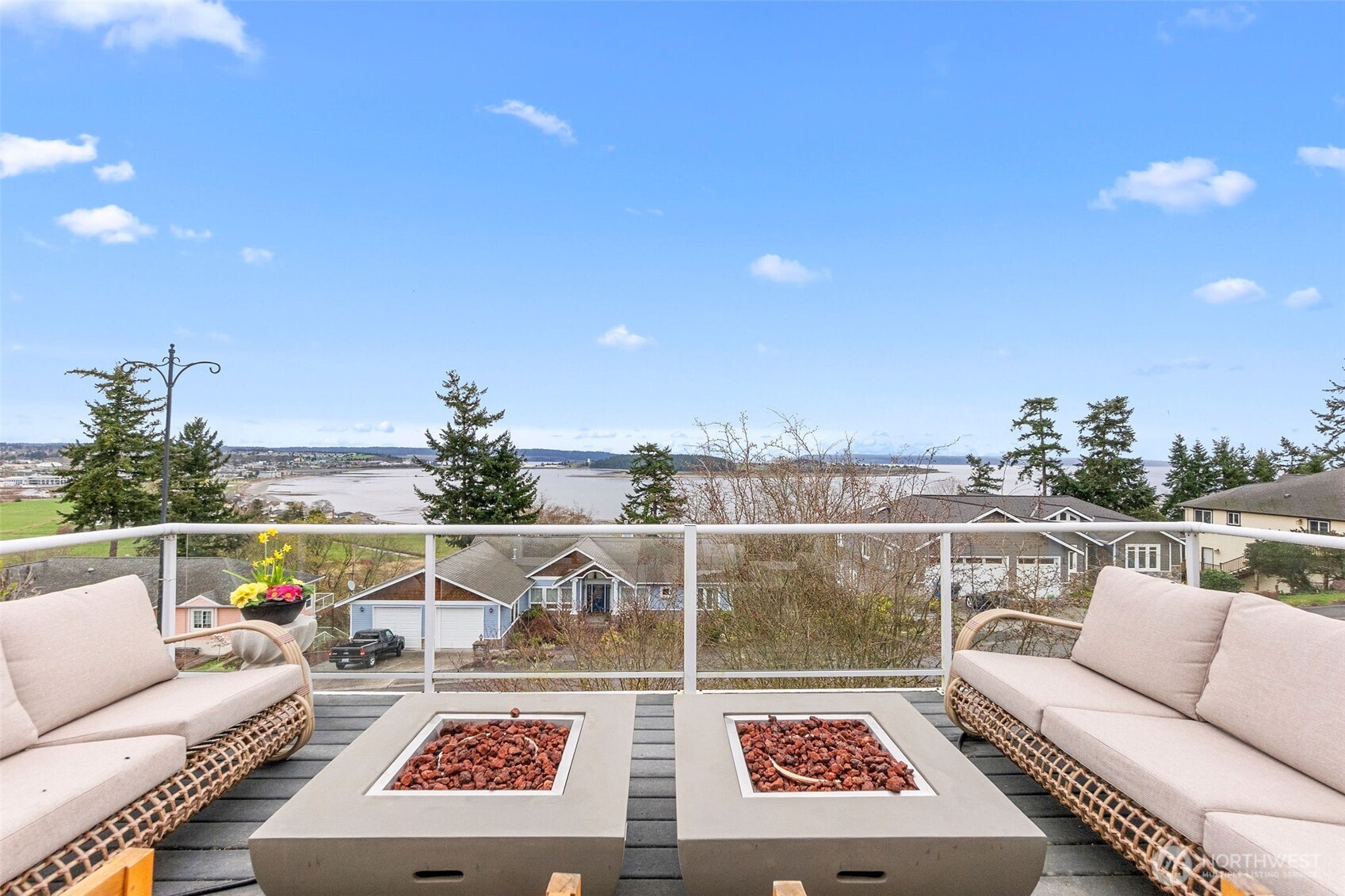 2411 SW Freund Street , Oak Harbor, WA 98277-8408