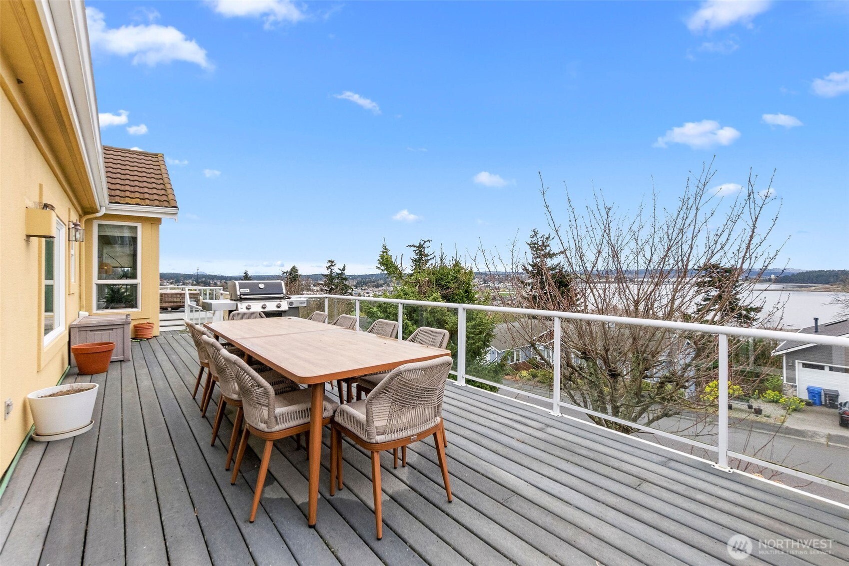 2411 SW Freund Street , Oak Harbor, WA 98277-8408