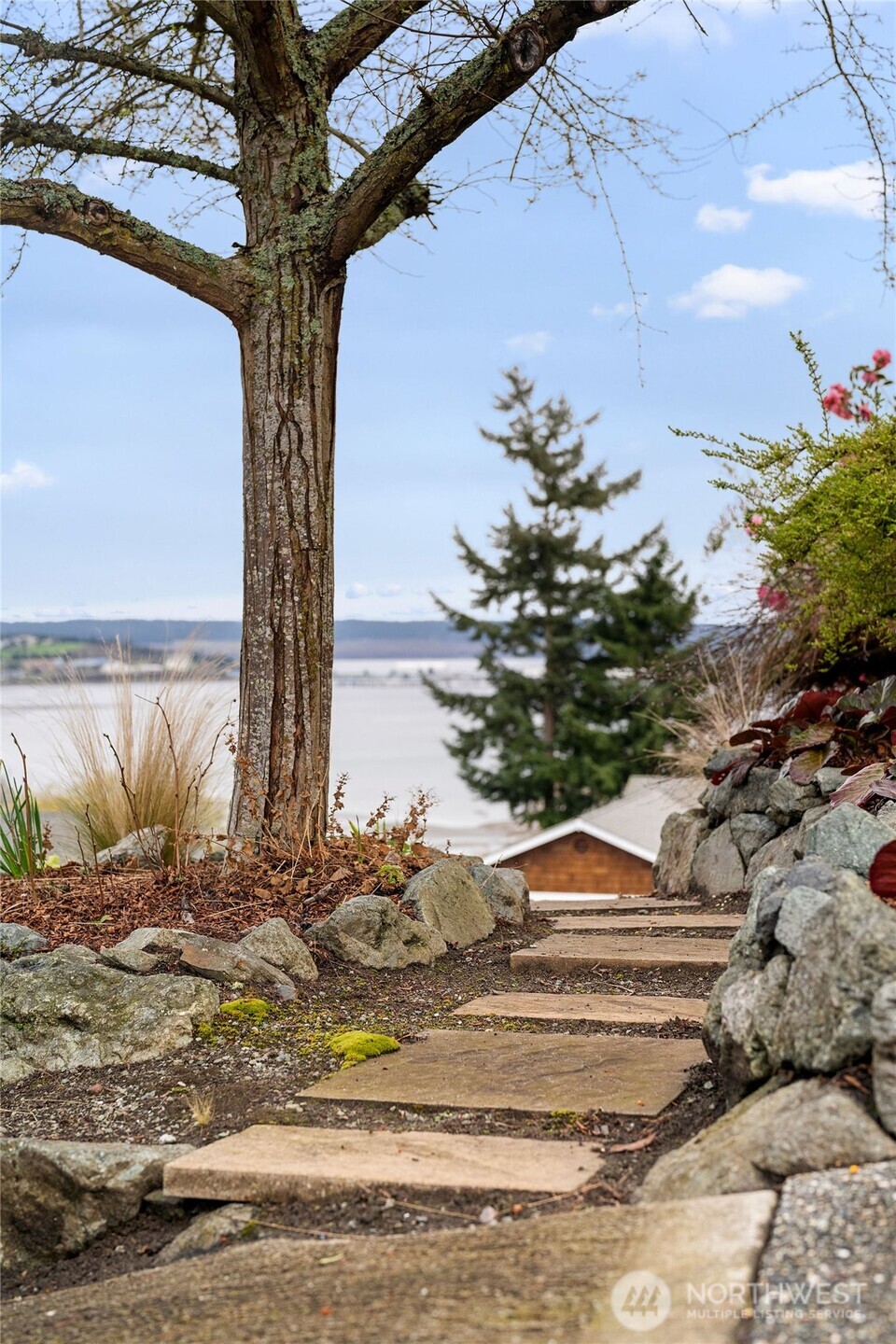 2411 SW Freund Street , Oak Harbor, WA 98277-8408