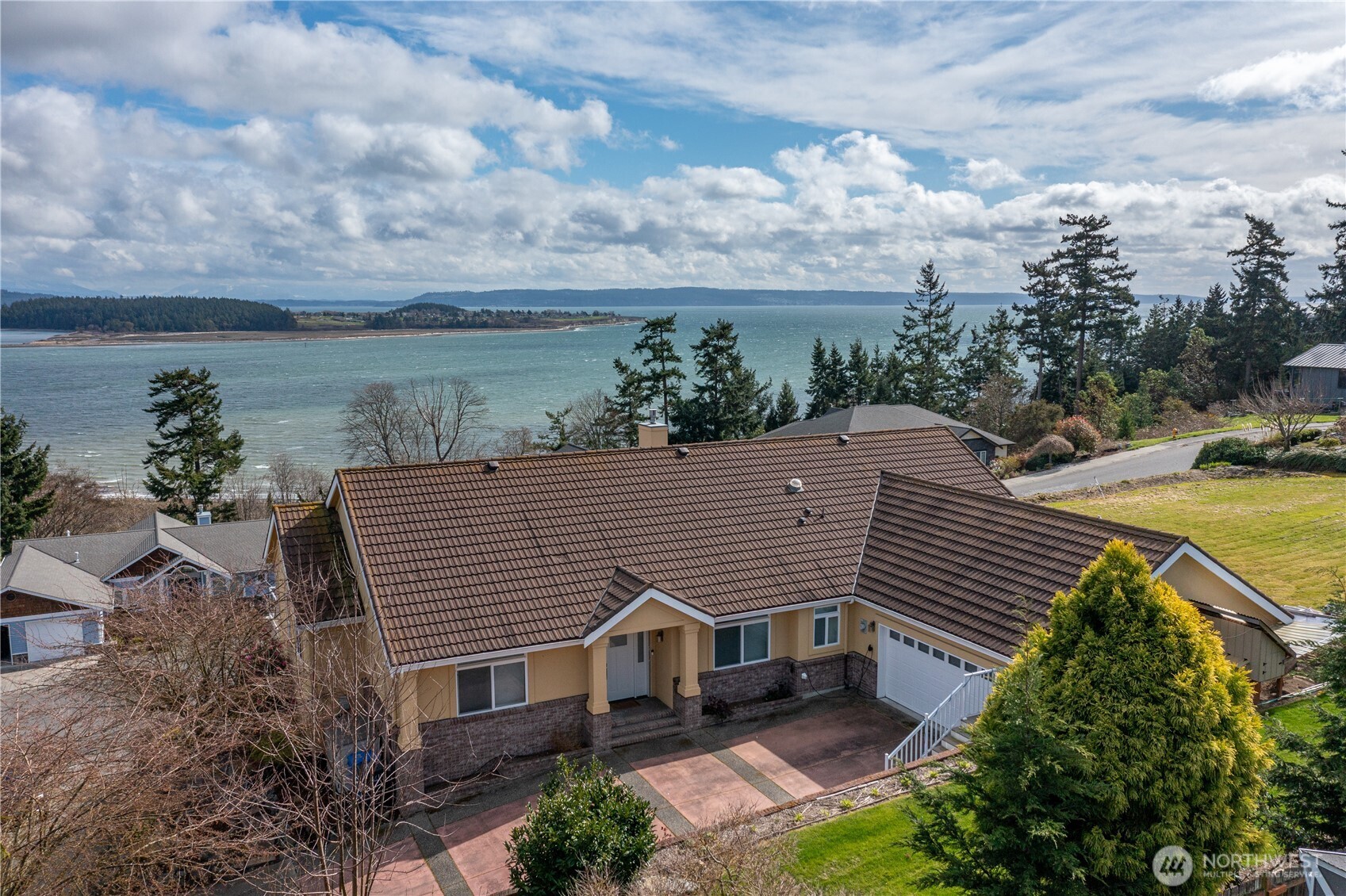 2411 SW Freund Street , Oak Harbor, WA 98277-8408