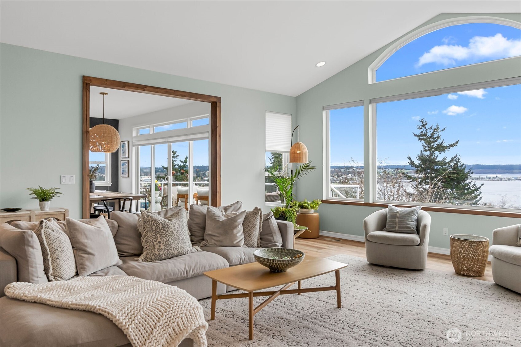 2411 SW Freund Street , Oak Harbor, WA 98277-8408