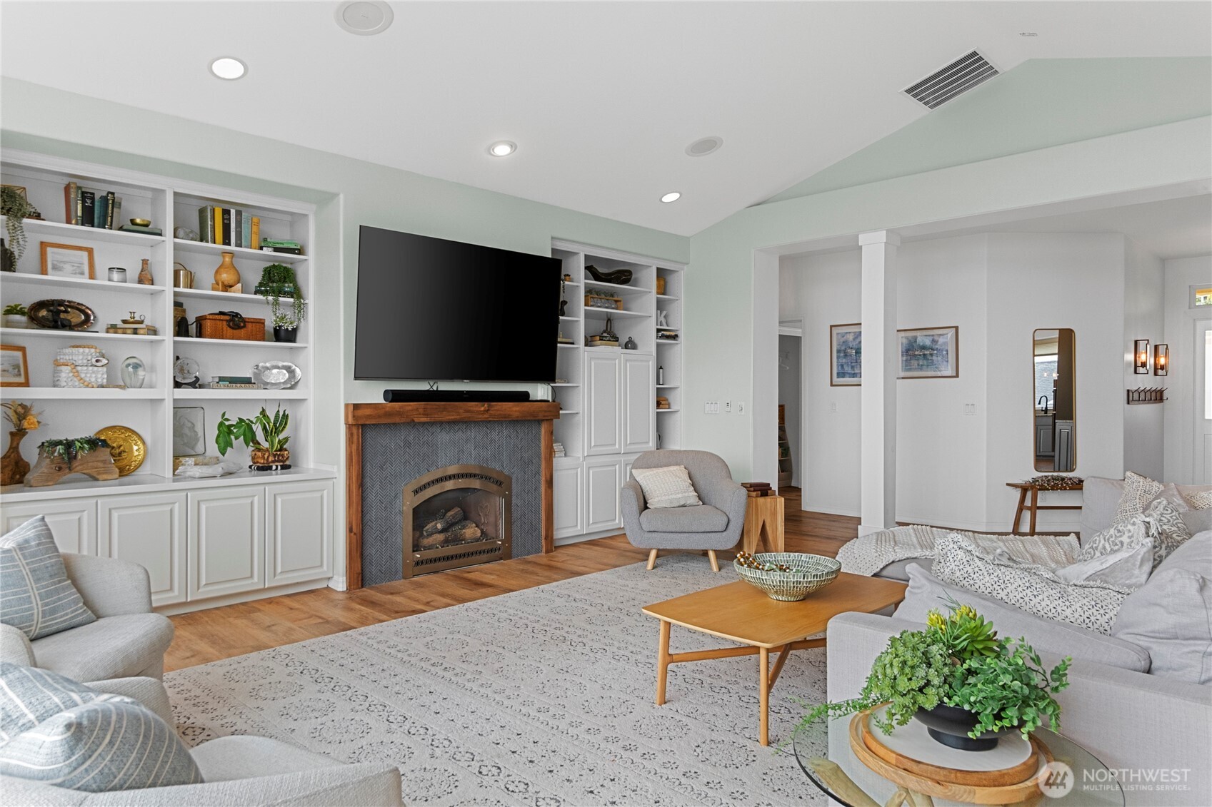 2411 SW Freund Street , Oak Harbor, WA 98277-8408