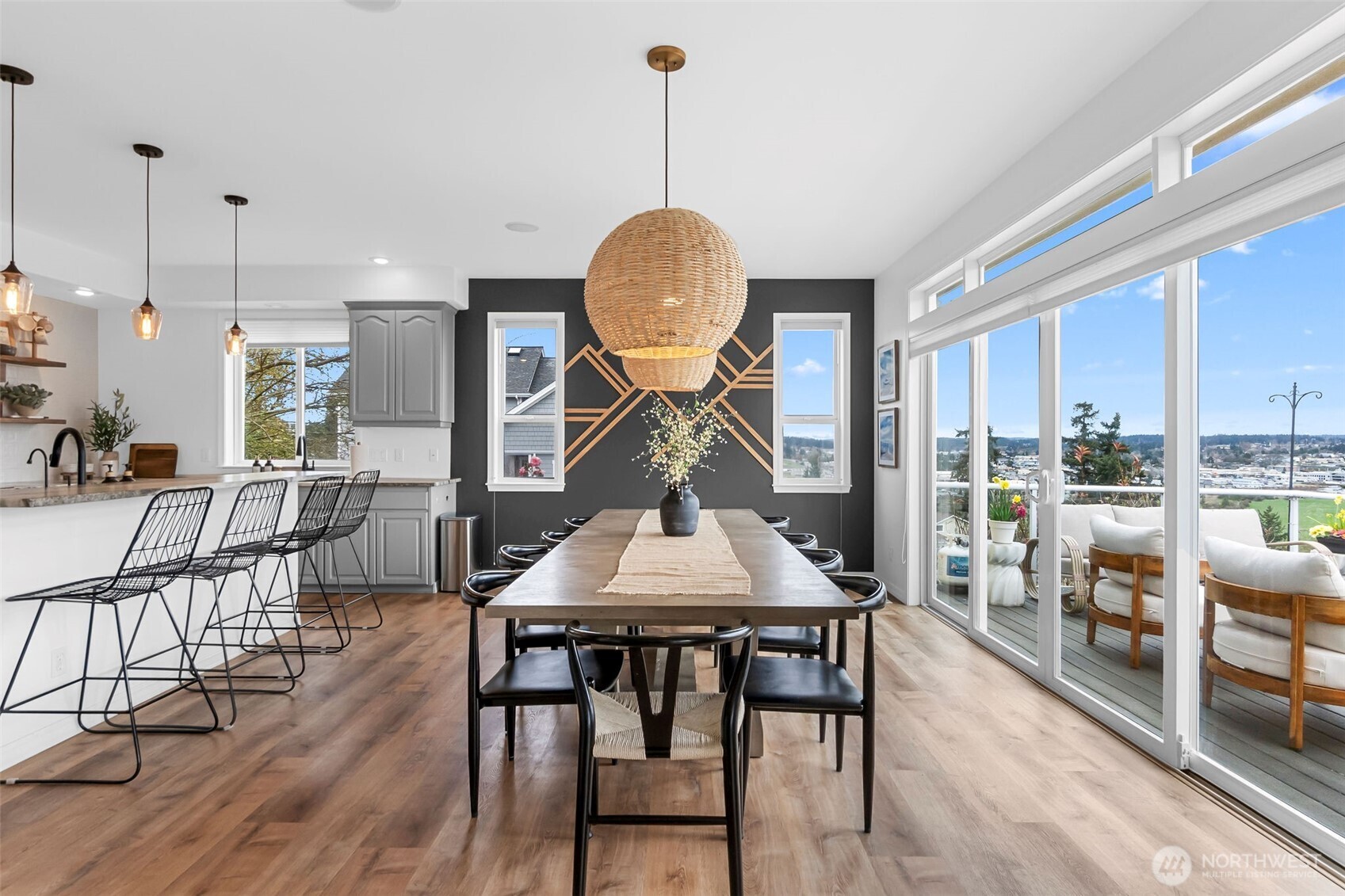 2411 SW Freund Street , Oak Harbor, WA 98277-8408