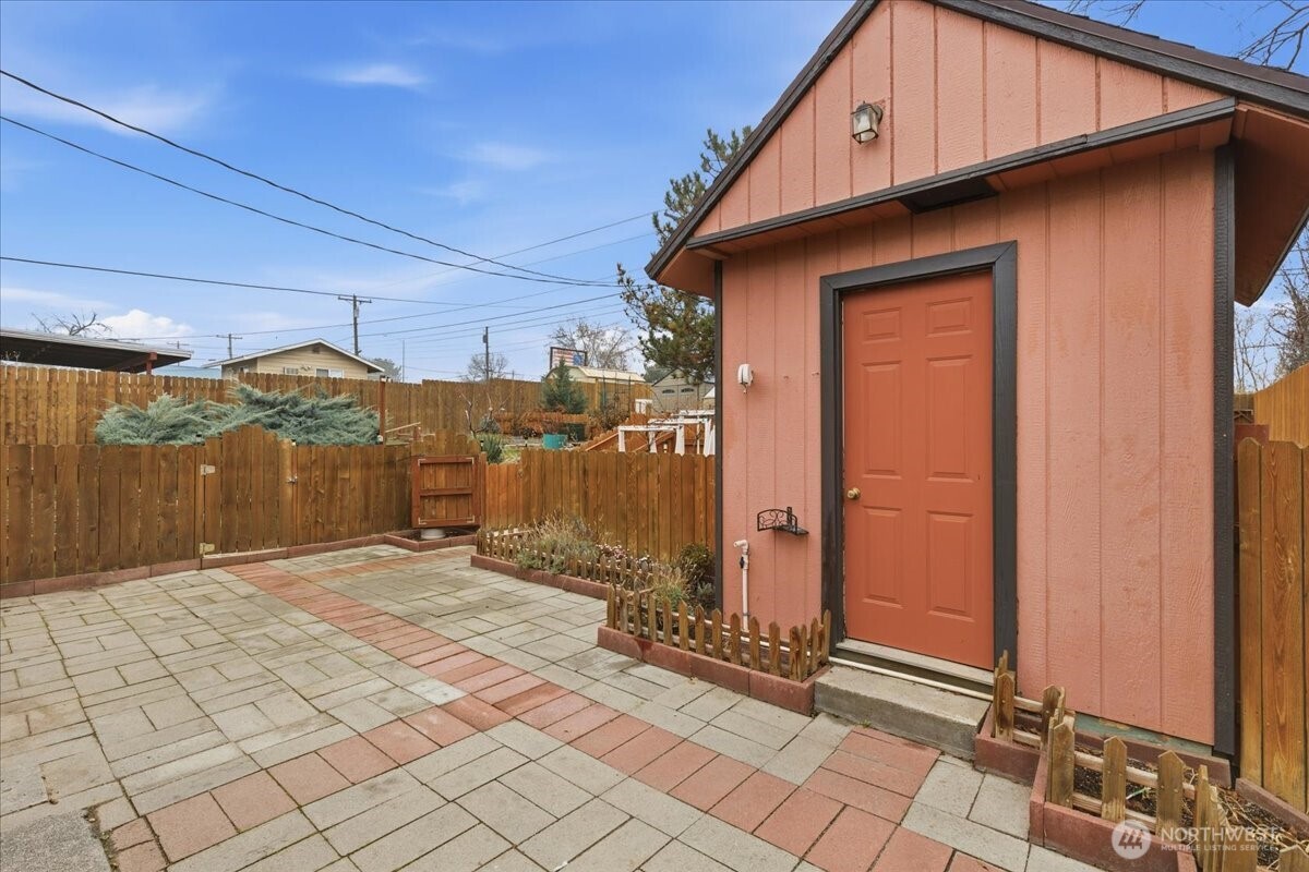 614 W Loop Drive , Moses Lake, WA 98837