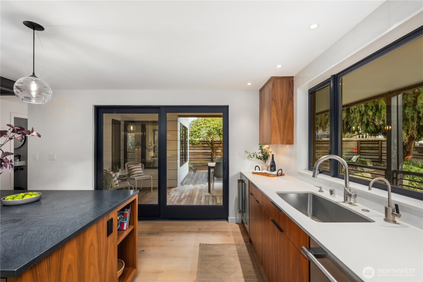 1633 E Calhoun Street , Seattle, WA 98112