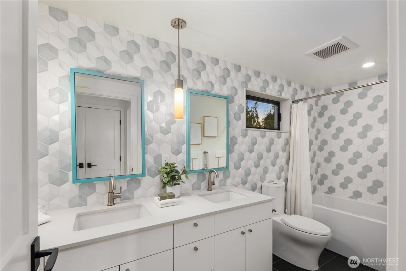 1633 E Calhoun Street , Seattle, WA 98112