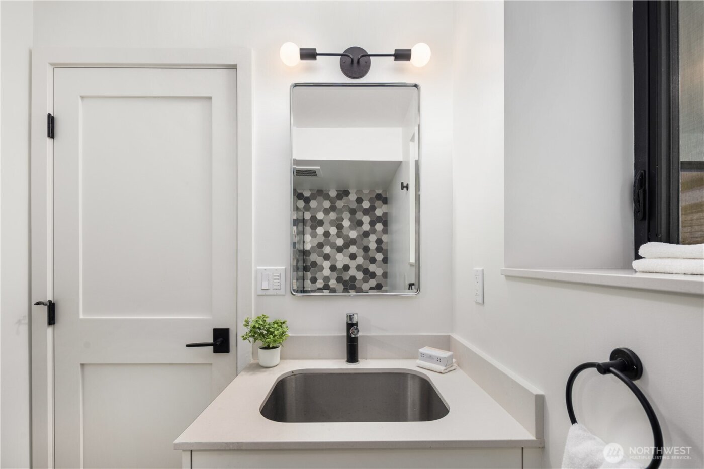 1633 E Calhoun Street , Seattle, WA 98112