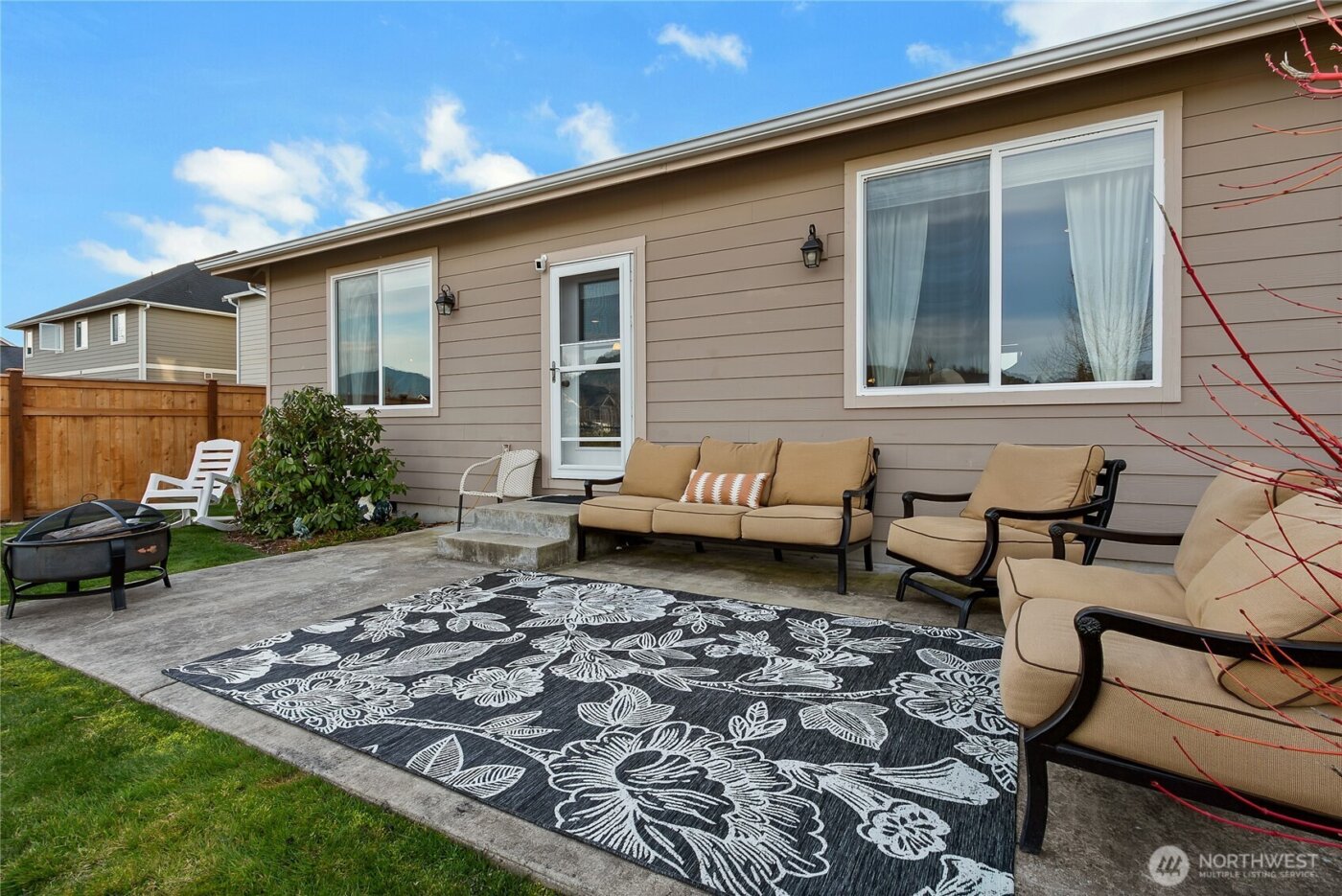 385 Bruhn Lane N, Enumclaw, WA 98022