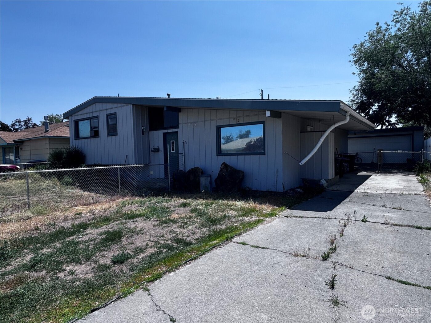 927 E Cherry Avenue , Moses Lake, WA 98837