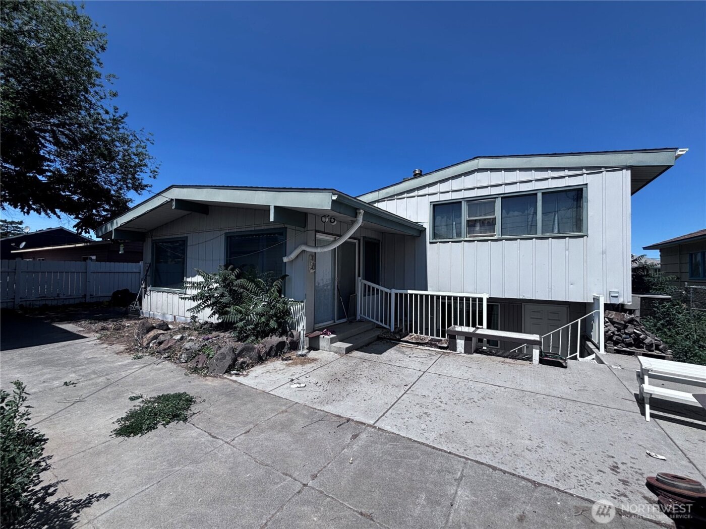 927 E Cherry Avenue , Moses Lake, WA 98837