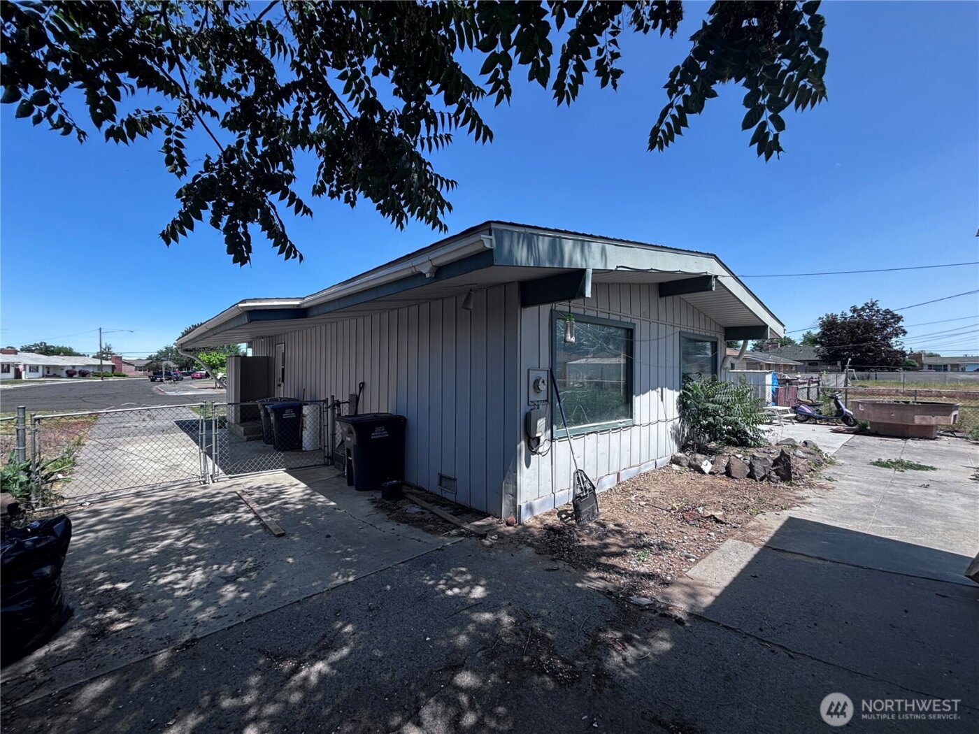 927 E Cherry Avenue , Moses Lake, WA 98837