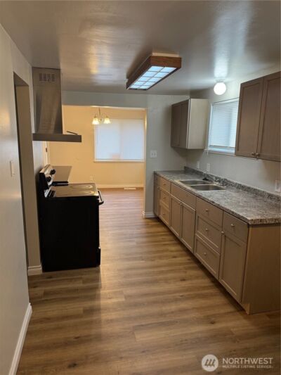 9201 36th Avenue S, Seattle, WA 98168 - Photo 2