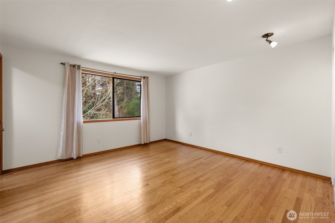 8844 SE 37th Street , Mercer Island, WA 98040