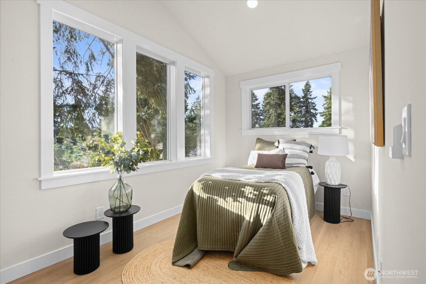 14308 Roslyn Place N, Seattle, WA 98133