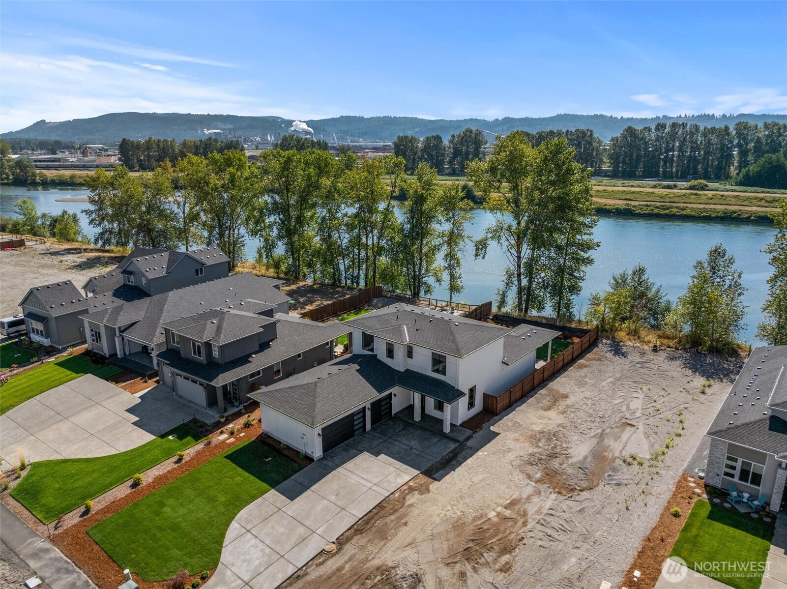 2040 S River Road , Kelso, WA 98626