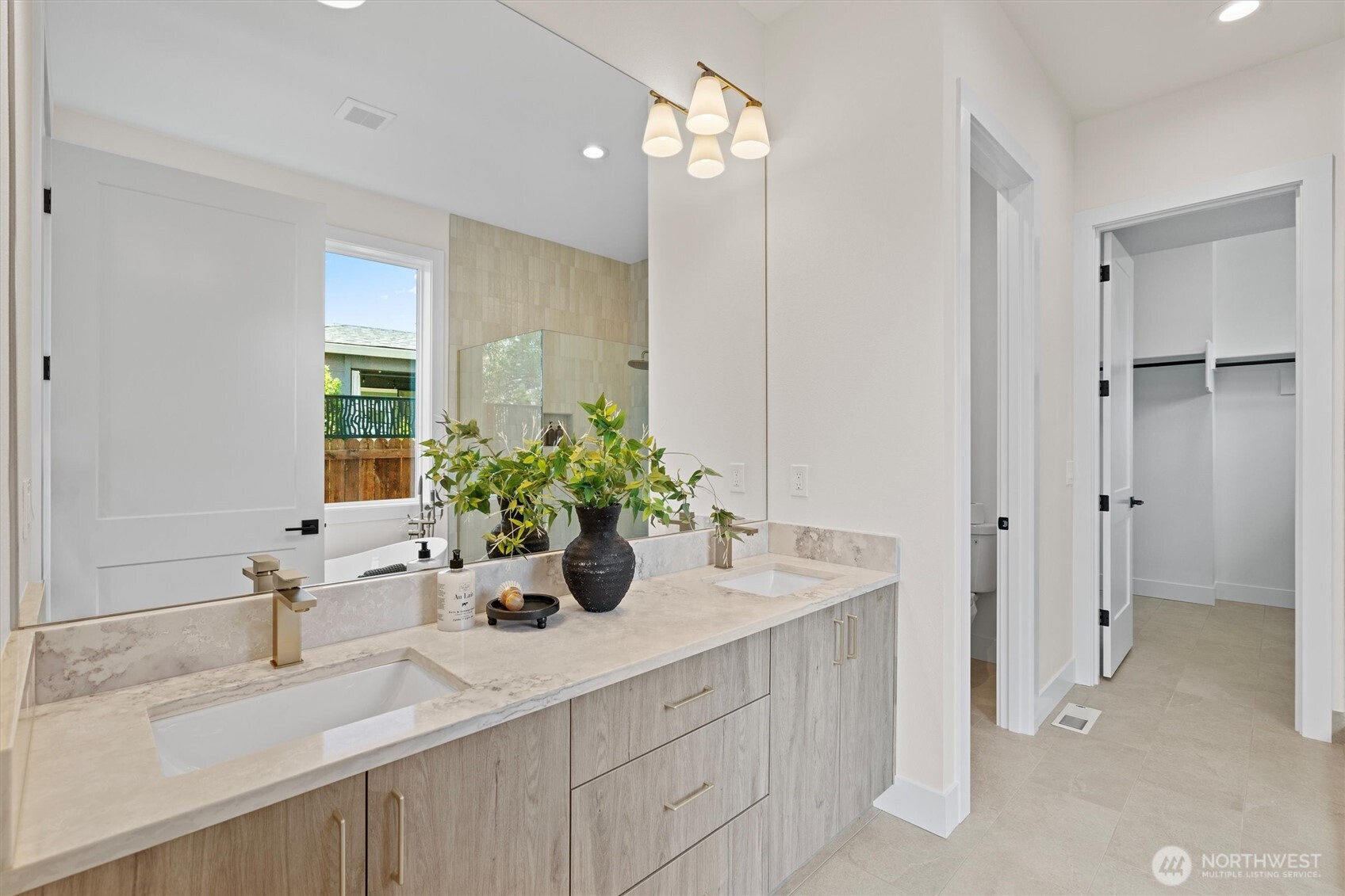 2040 S River Road , Kelso, WA 98626