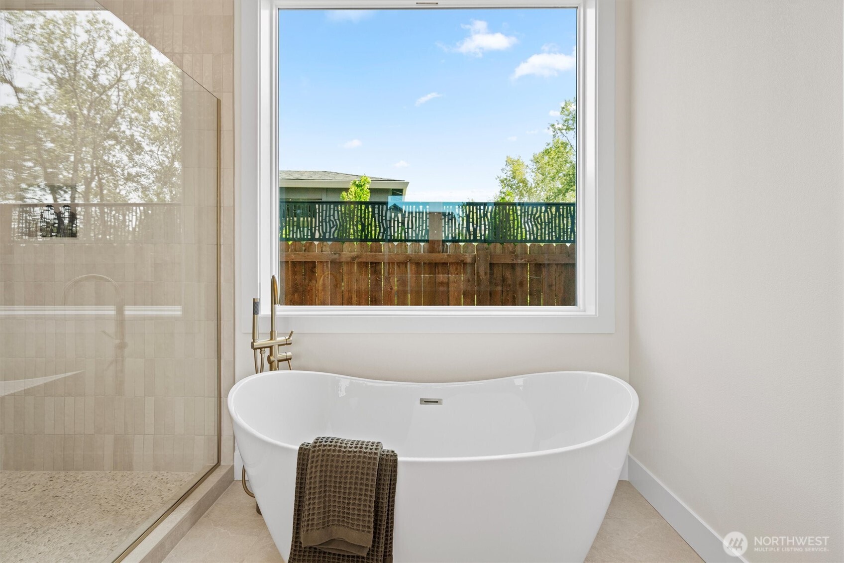 2040 S River Road , Kelso, WA 98626