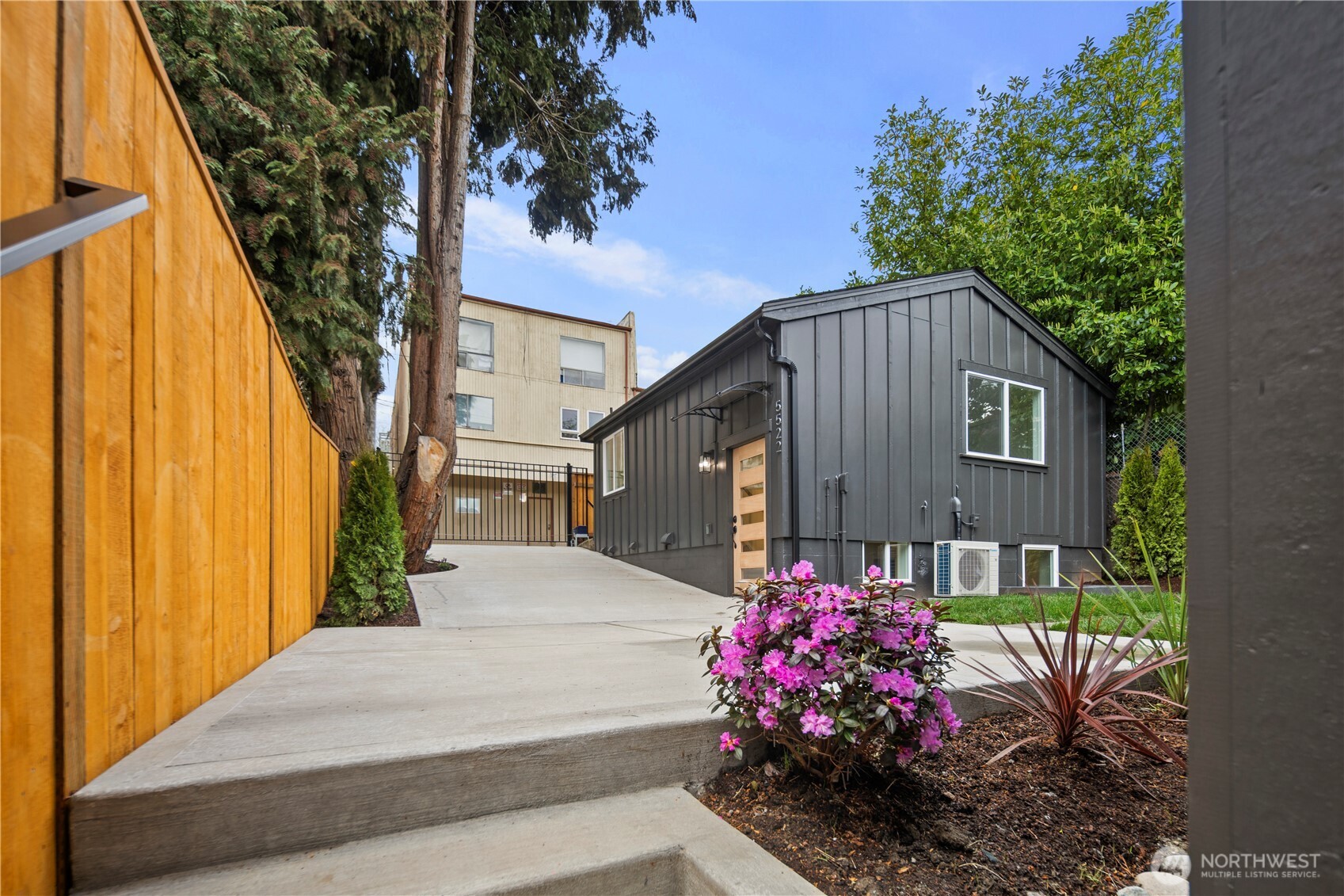 5520 Brooklyn Avenue NE, Seattle, WA 98105