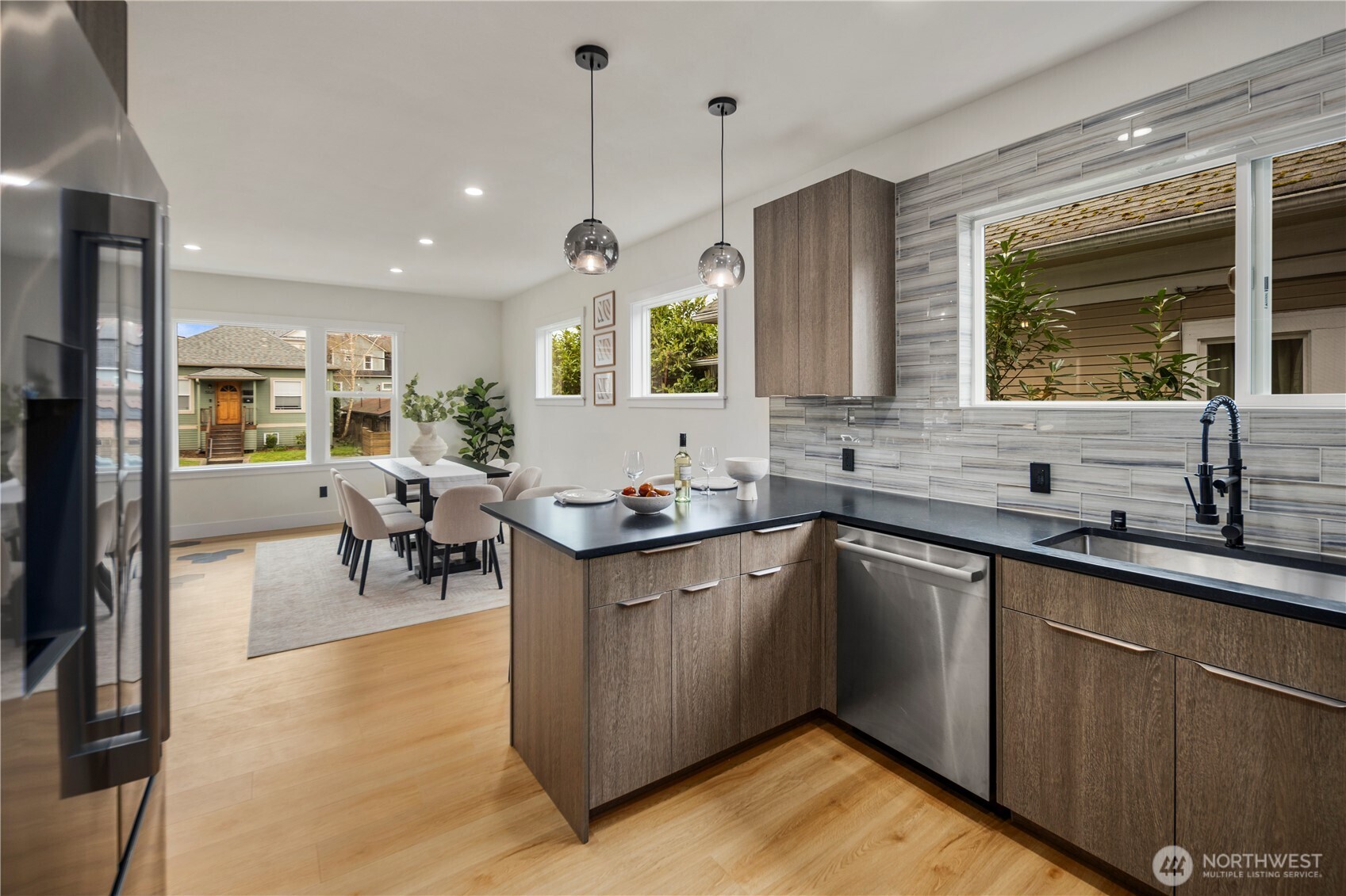 5520 Brooklyn Avenue NE, Seattle, WA 98105