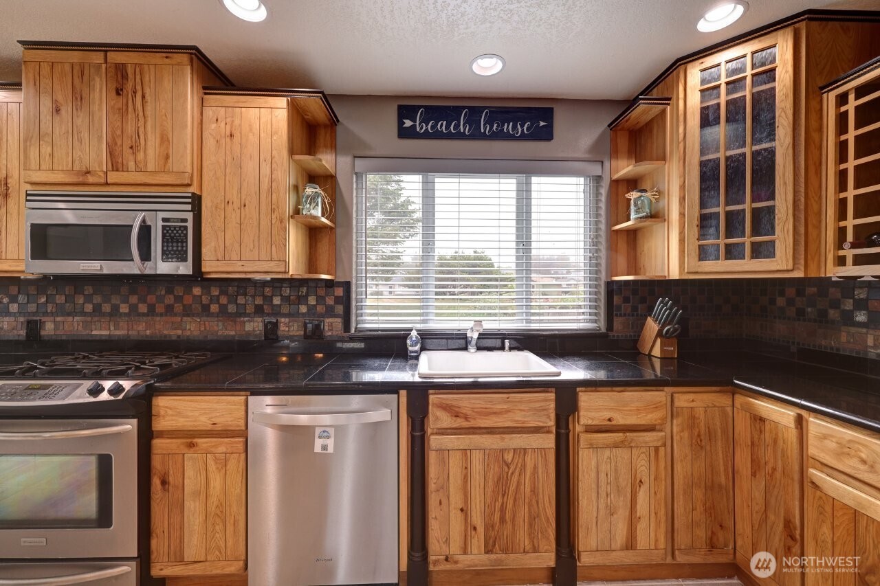 32500 G St , Ocean Park, WA 98640