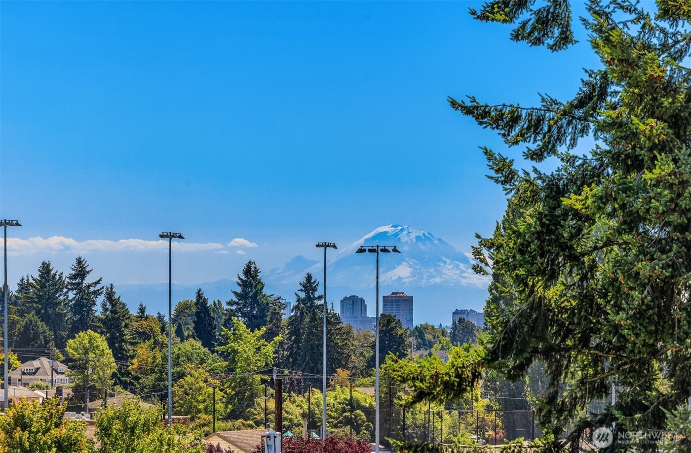 1402 N 95th Street , Seattle, WA 98013