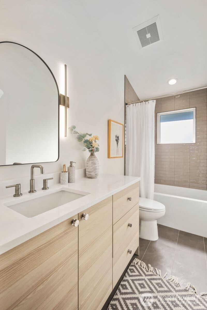 522 NE 89th Street #A, Seattle, WA 98115