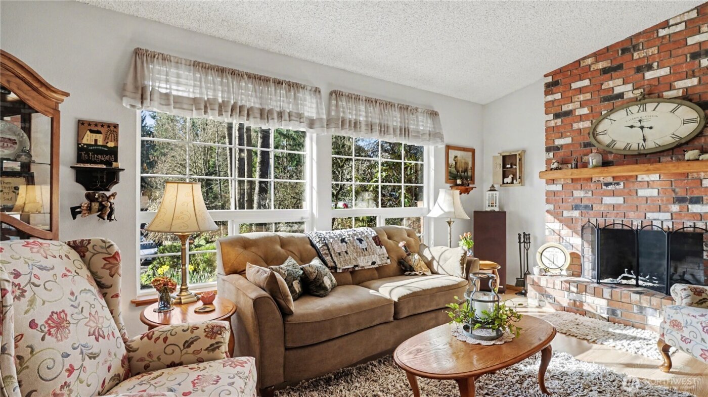 9642 Hilltop Road , Bellevue, WA 98004