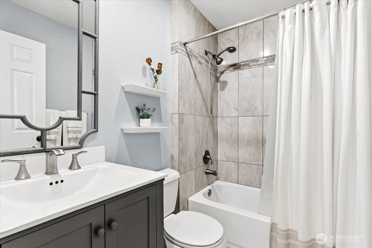 13721 SE 255th Place , Kent, WA 98042-6601