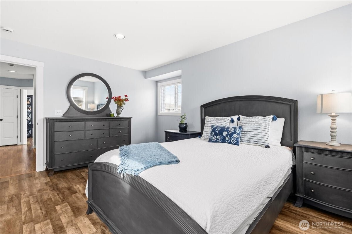 13721 SE 255th Place , Kent, WA 98042-6601