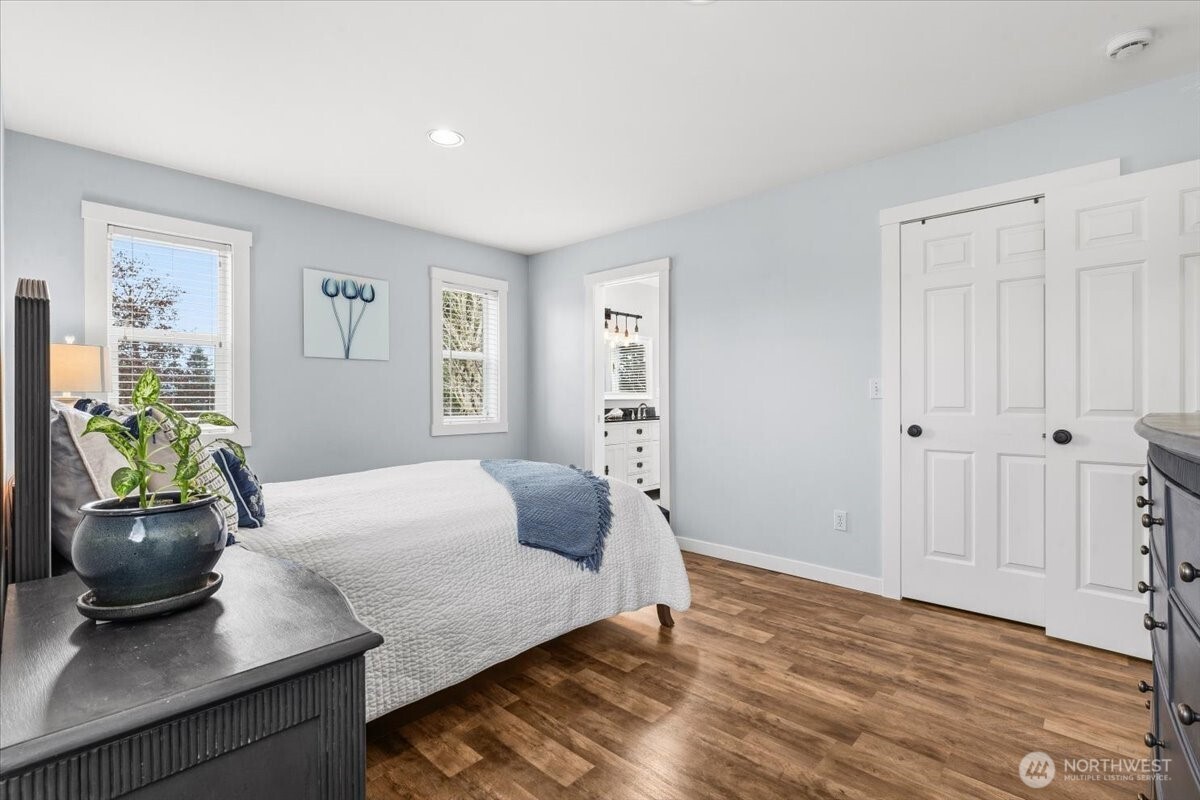 13721 SE 255th Place , Kent, WA 98042-6601