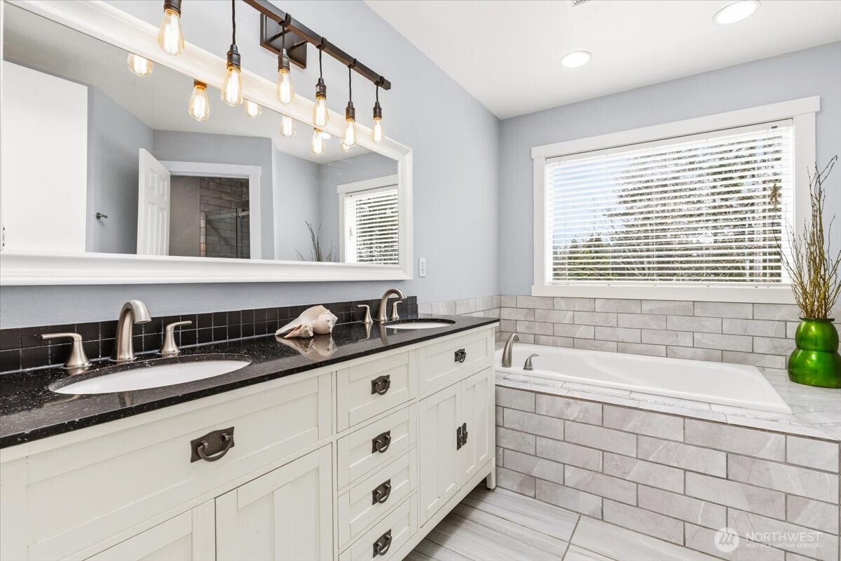 13721 SE 255th Place , Kent, WA 98042-6601