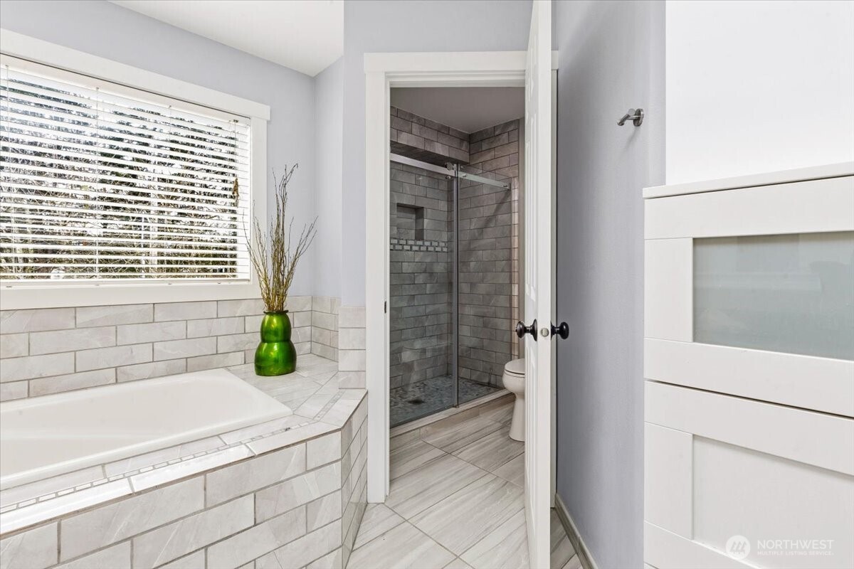 13721 SE 255th Place , Kent, WA 98042-6601