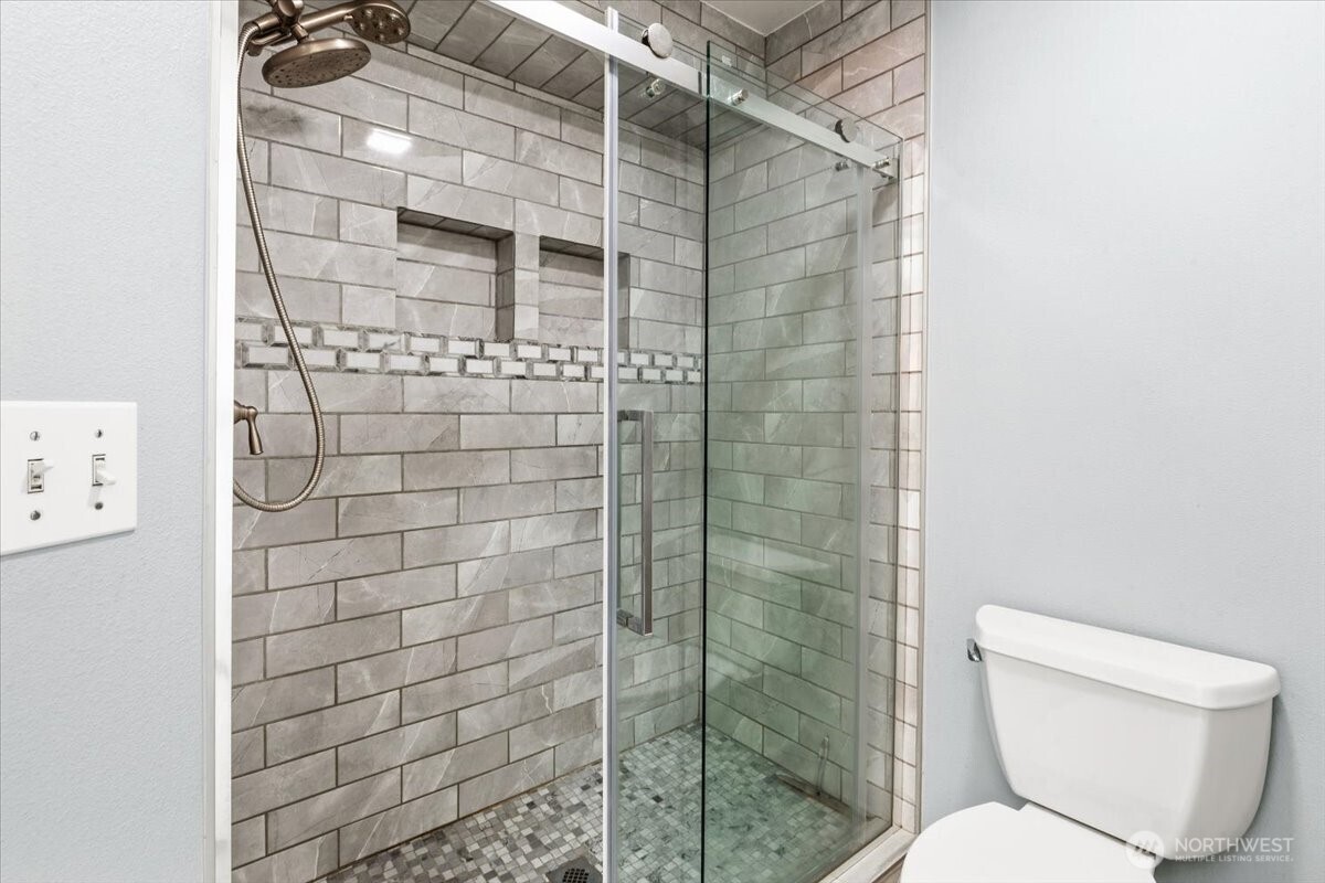 13721 SE 255th Place , Kent, WA 98042-6601