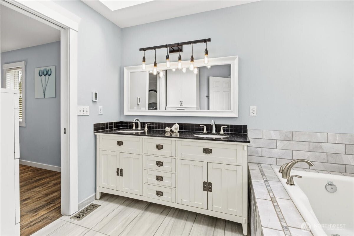 13721 SE 255th Place , Kent, WA 98042-6601