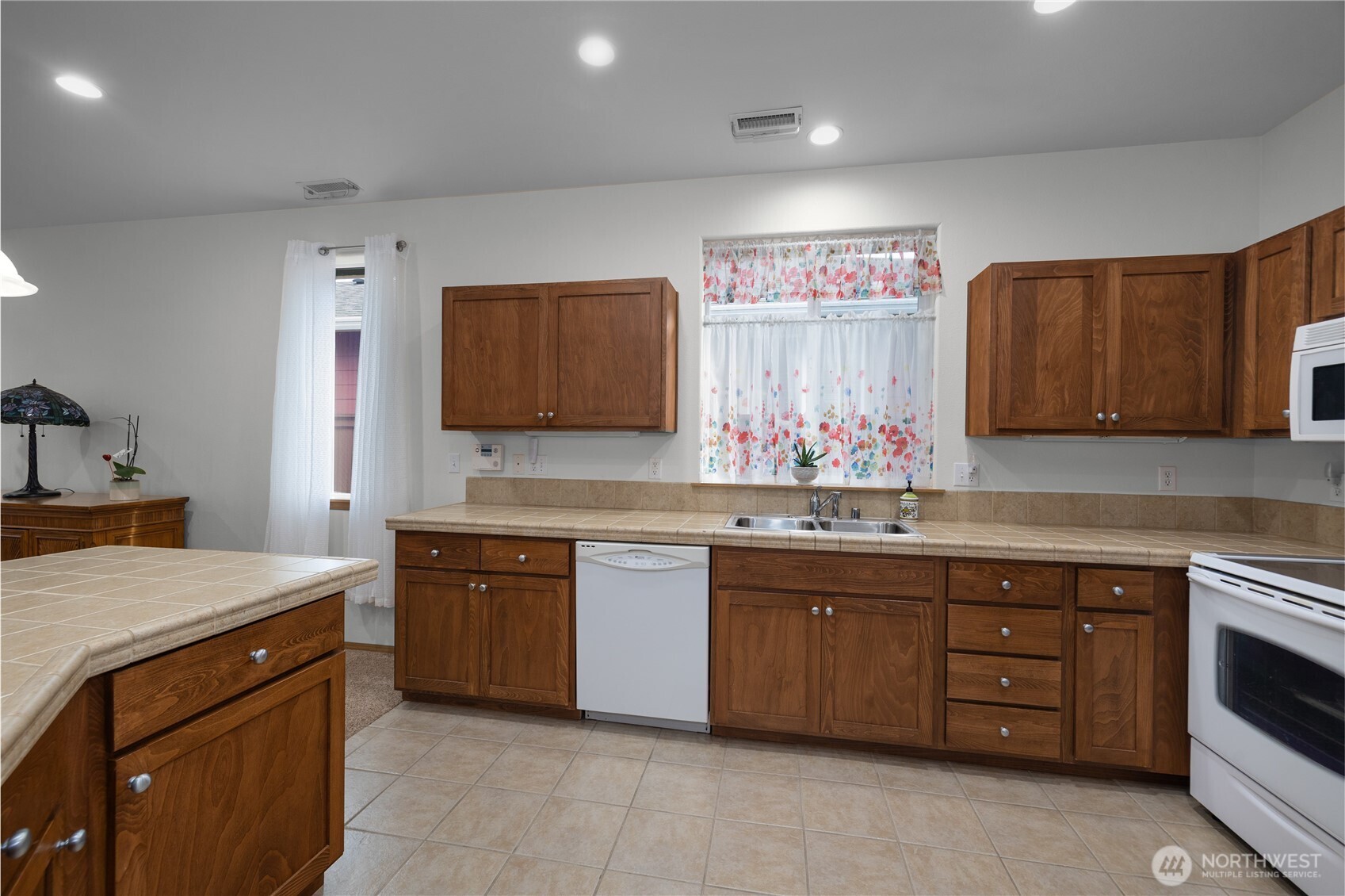 8228 Bainbridge Loop NE, Lacey, WA 98516