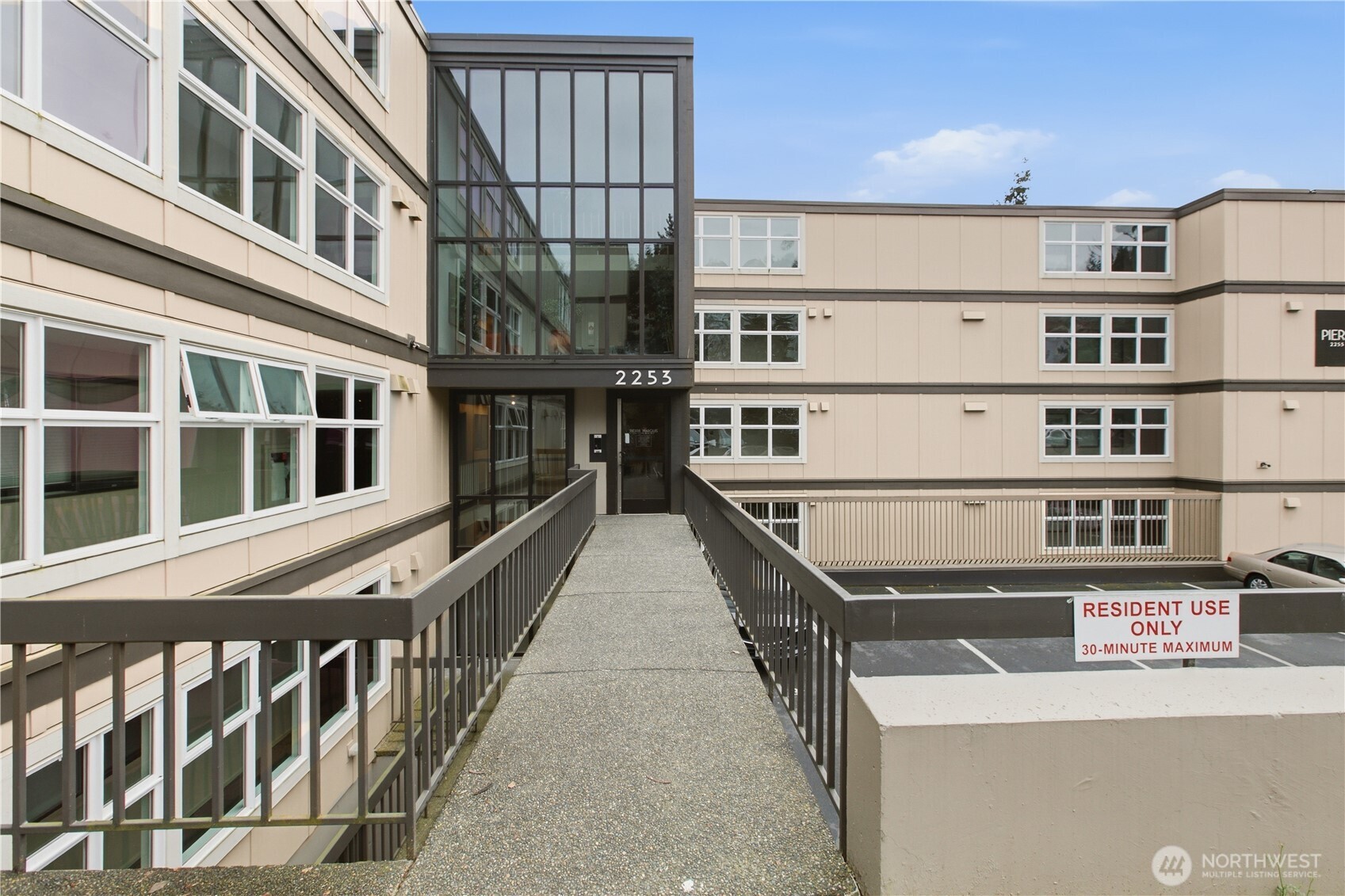 2253 Gilman Drive W #105, Seattle, WA 98119