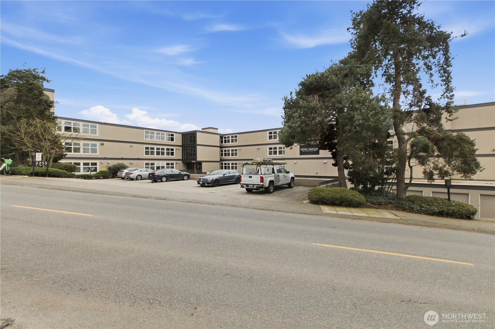 2253 Gilman Drive W #105, Seattle, WA 98119