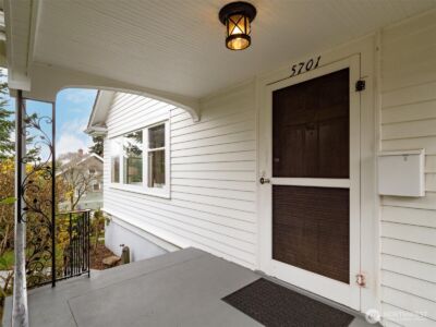 5701 30th Avenue NE, Seattle, WA 98105 - Photo 2